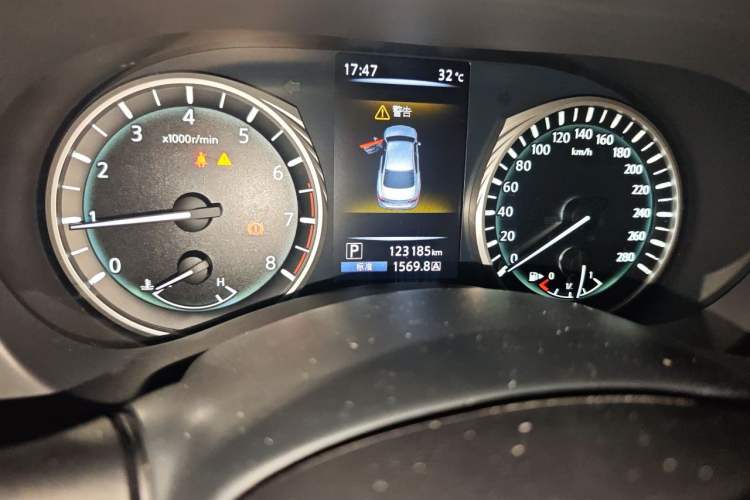 Used Infiniti Q50L 2018 2.0T Comfort Edition China V Standard Odometer Close Up