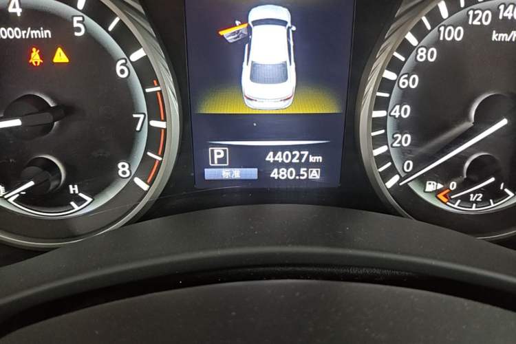 Used Infiniti Q50L 2018 2.0T Enjoyment Version China VI Standard Odometer Close Up
