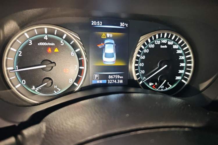 Used Infiniti Q50L 2018 2.0T Enjoyment Version China VI Standard Odometer Close Up