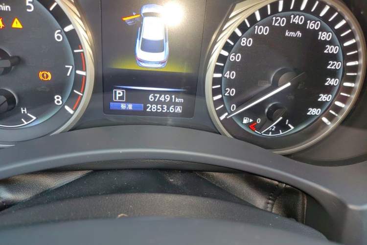 Used Infiniti Q50L 2018 2.0T Enjoyment Version China VI Standard Odometer Close Up