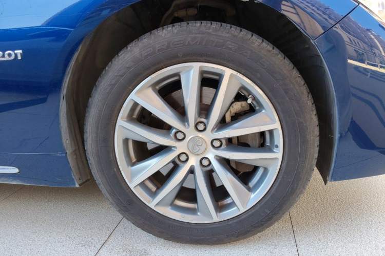 Used Infiniti Q50L 2018 2.0T Comfort Edition China V Standard Right Front Wheel Hub