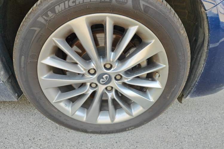 Used Infiniti Q50L 2018 2.0T Enjoyment Edition China V standard Right Front Wheel Hub