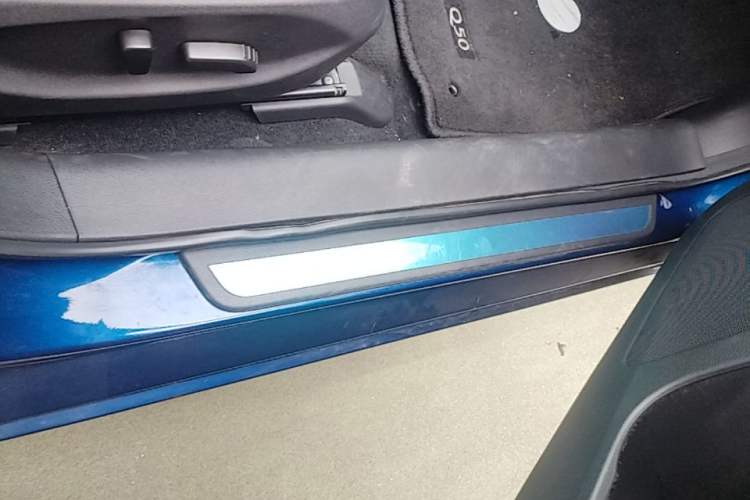 Used Infiniti Q50L 2018 2.0T Enjoyment Version China VI Standard Right Side Sill