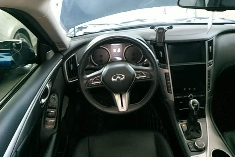 Used Infiniti Q50L 2018 2.0T Enjoyment Version China VI Standard Steering Wheel