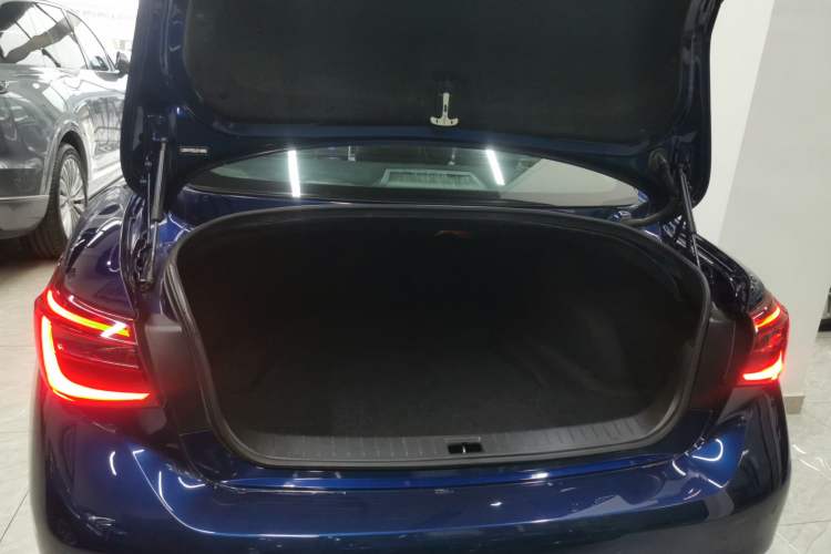 Used Infiniti Q50L 2018 2.0T Enjoyment Version China VI Standard Trunk