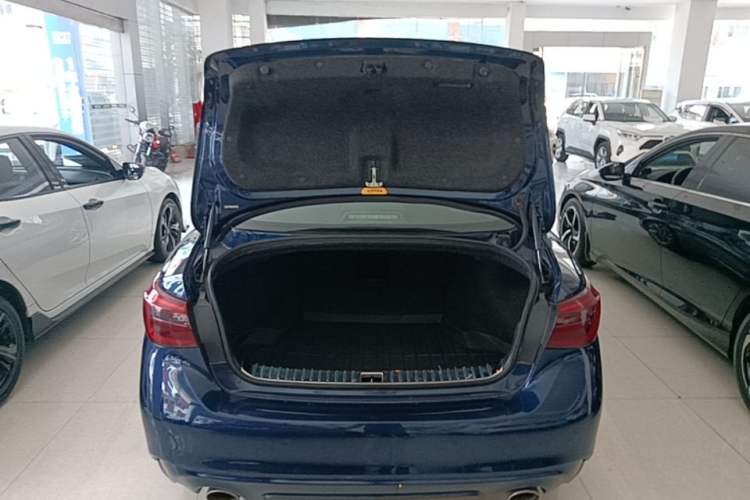 Used Infiniti Q50L 2018 2.0T Enjoyment Edition China V standard Trunk