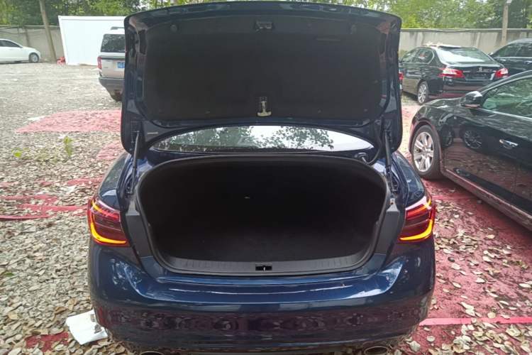 Used Infiniti Q50L 2018 2.0T Enjoyment Version China VI Standard Trunk