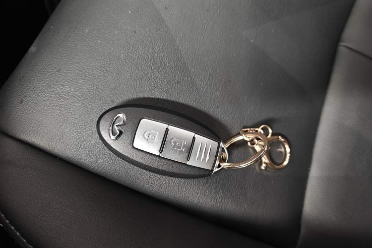 Used Infiniti Q50L 2018 2.0T Comfort Edition China VI Standard Vehicle Key
