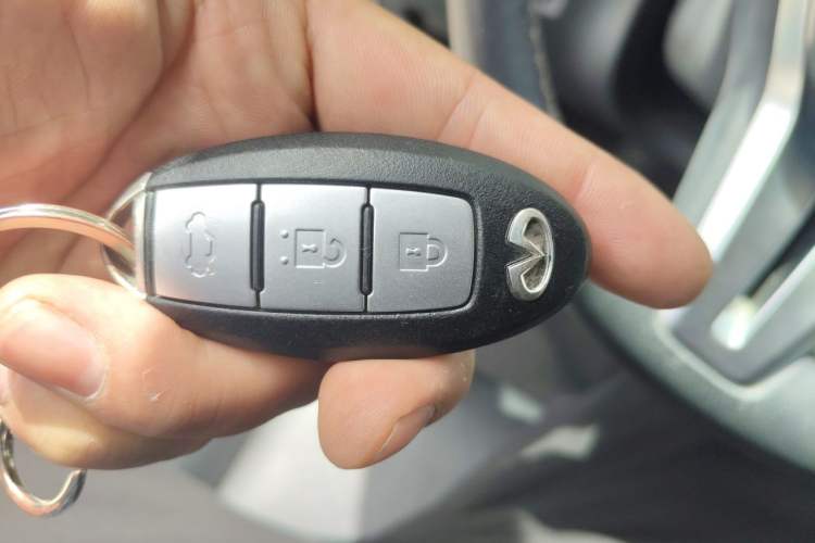 Used Infiniti Q50L 2018 2.0T Comfort Edition China VI Standard Vehicle Key