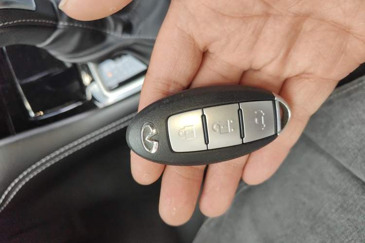Used Infiniti Q50L 2018 2.0T Comfort Edition China VI Standard Vehicle Key