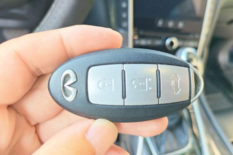 Used Infiniti Q50L 2018 2.0T Comfort Edition China VI Standard Vehicle Key