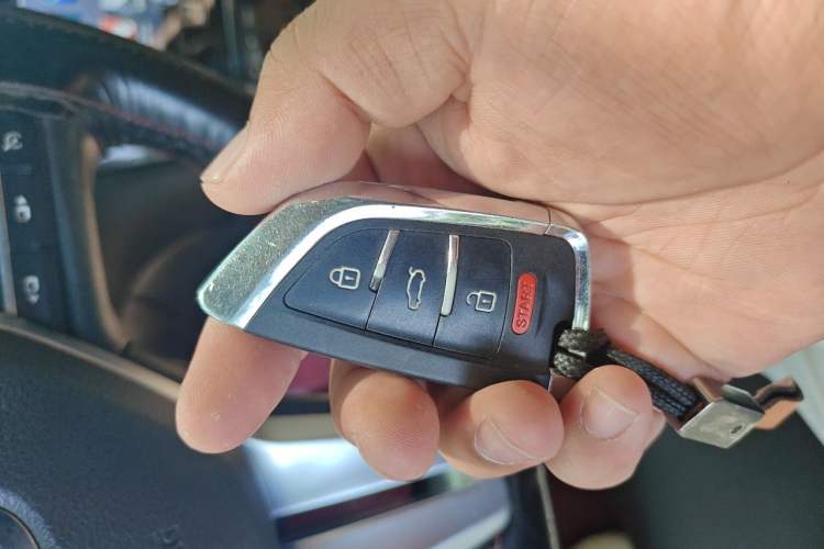 Used Infiniti Q50L 2018 2.0T Comfort Edition China VI Standard Vehicle Key
