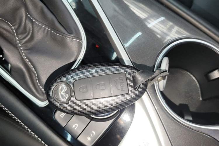 Used Infiniti Q50L 2018 2.0T Comfort Edition China VI Standard Vehicle Key