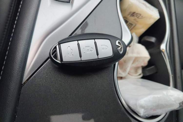 Used Infiniti Q50L 2018 2.0T Comfort Edition China VI Standard Vehicle Key