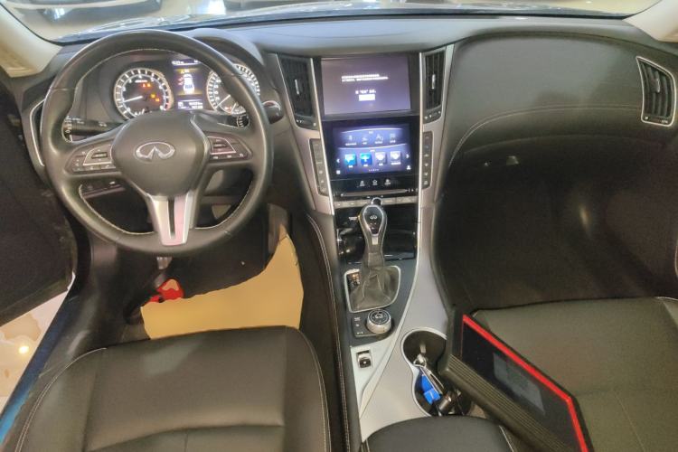 Used Infiniti Q50L 2018 2.0T Enjoyment Version China V Standard Center Console
