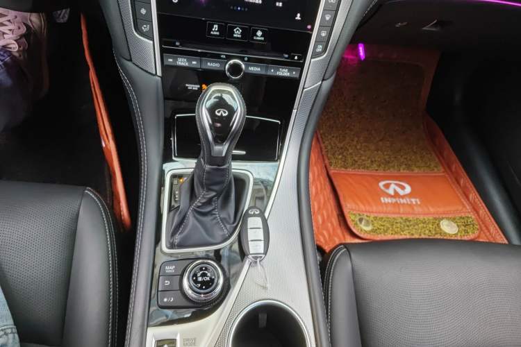 Used Infiniti Q50L 2018 2.0T Enjoyment Version China V Standard Gear Lever