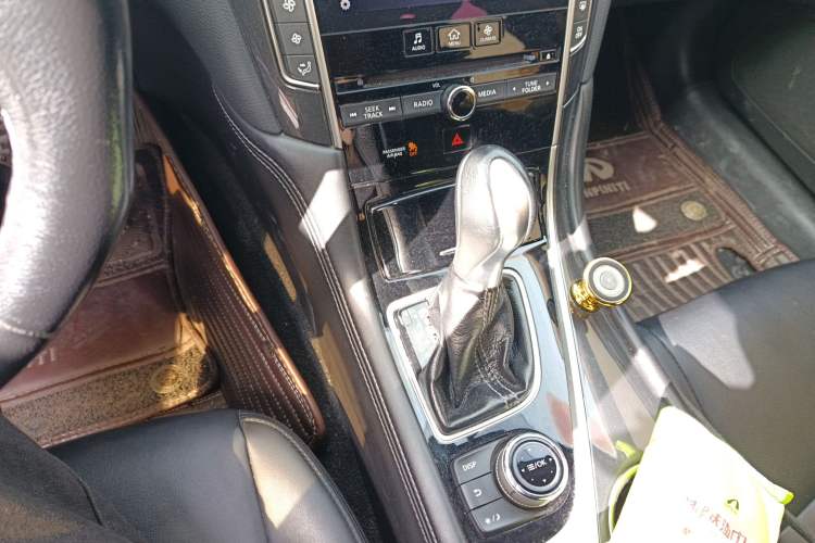 Used Infiniti Q50L 2018 2.0T Comfort Edition China V Standard Gear Lever