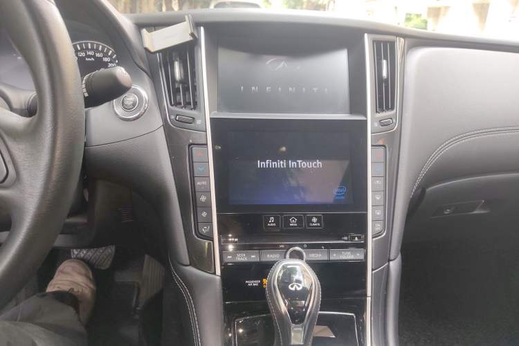 Used Infiniti Q50L 2018 2.0T Comfort Edition China VI Standard Audio And AC Panel