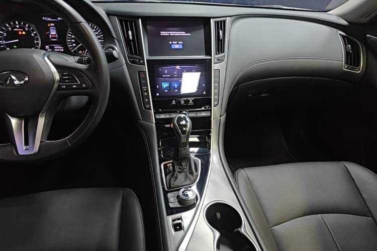 Used Infiniti Q50L 2018 2.0T Enjoyment Version China VI Standard Audio And AC Panel