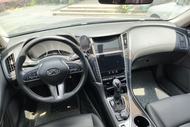 Used Infiniti Q50L 2018 2.0T Comfort Edition China VI Standard Center Console