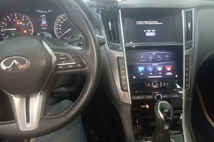Used Infiniti Q50L 2018 2.0T Enjoyment Version China VI Standard Center Console