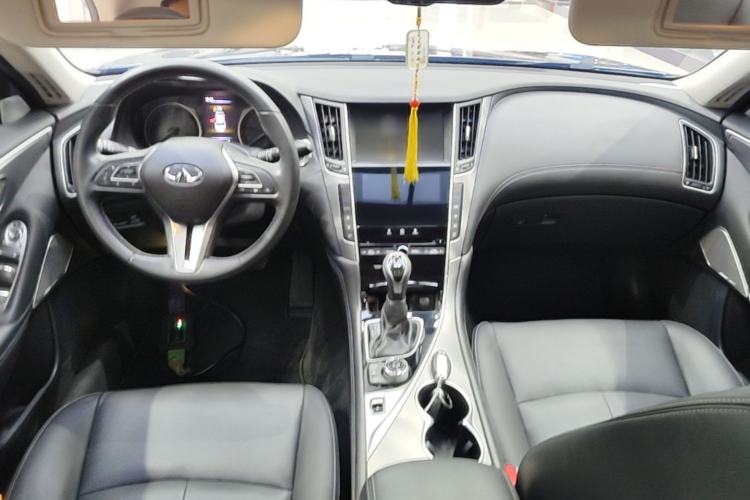 Used Infiniti Q50L 2018 2.0T Enjoyment Version China VI Standard Center Console