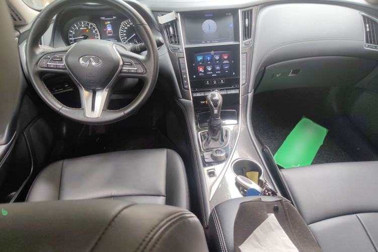 Used Infiniti Q50L 2018 2.0T Comfort Edition China VI Standard Center Console