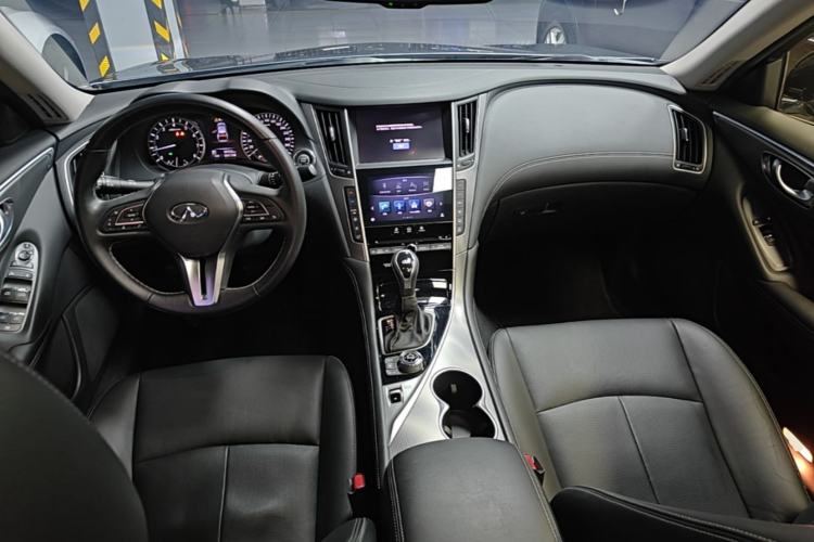 Used Infiniti Q50L 2018 2.0T Enjoyment Version China VI Standard Center Console