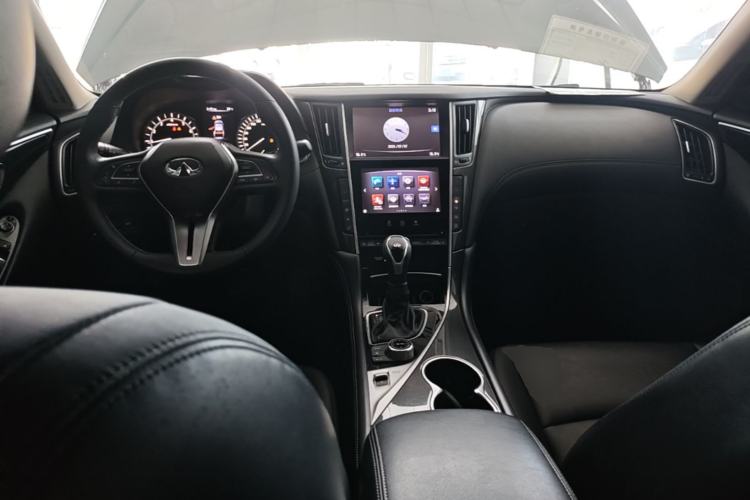Used Infiniti Q50L 2018 2.0T Comfort Edition China VI Standard Center Console