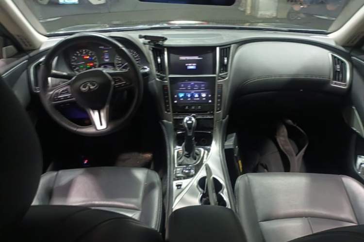 Used Infiniti Q50L 2018 2.0T Enjoyment Version China VI Standard Center Console