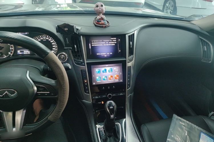 Used Infiniti Q50L 2018 2.0T Enjoyment Version China VI Standard Center Console