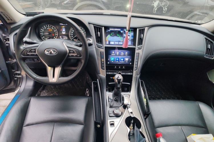 Used Infiniti Q50L 2018 2.0T Enjoyment Version China VI Standard Center Console