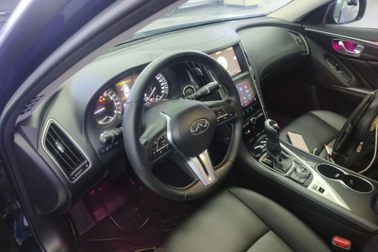 Used Infiniti Q50L 2018 2.0T Comfort Edition China VI Standard Center Console