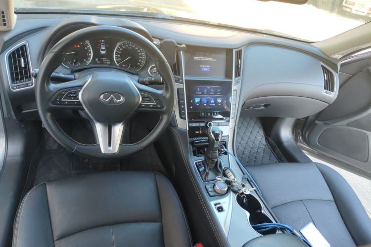 Used Infiniti Q50L 2018 2.0T Enjoyment Version China VI Standard Center Console