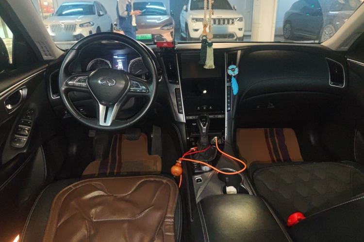 Used Infiniti Q50L 2018 2.0T Enjoyment Version China V Standard Center Console