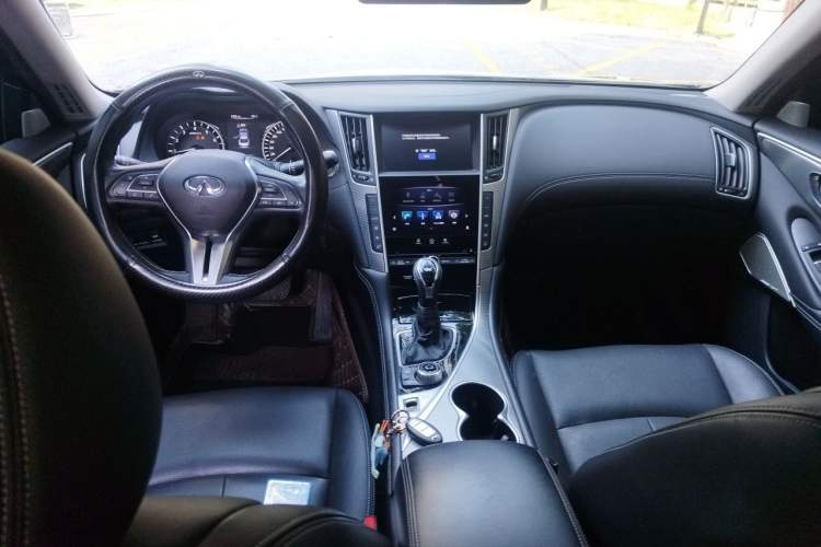 Used Infiniti Q50L 2018 2.0T Enjoyment Edition China V standard Center Console