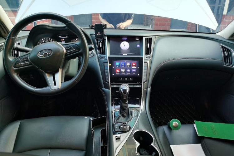 Used Infiniti Q50L 2018 2.0T Comfort Edition China VI Standard Center Console