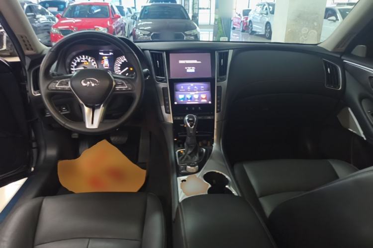 Used Infiniti Q50L 2018 2.0T Enjoyment Version China VI Standard Center Console