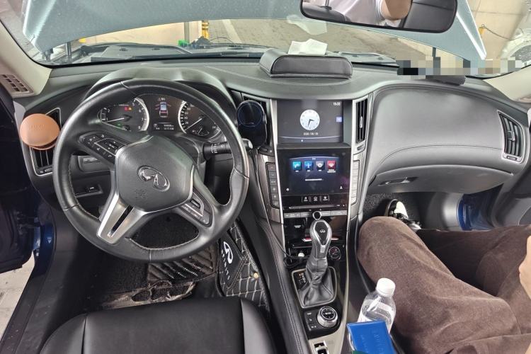 Used Infiniti Q50L 2018 2.0T Comfort Edition China V Standard Center Console