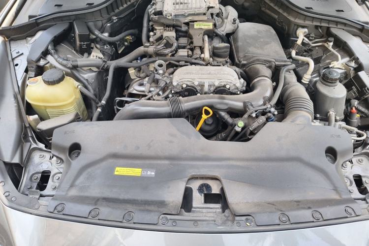 Used Infiniti Q50L 2018 2.0T Comfort Edition China VI Standard Engine Bay