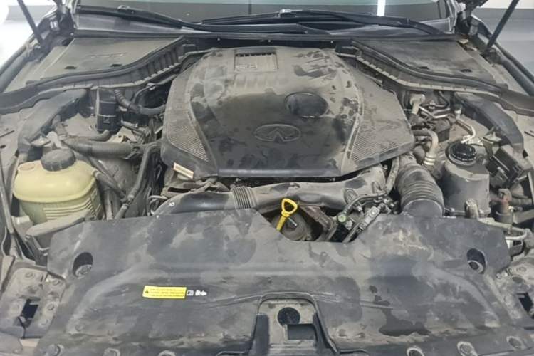 Used Infiniti Q50L 2018 2.0T Enjoyment Version China VI Standard Engine Bay