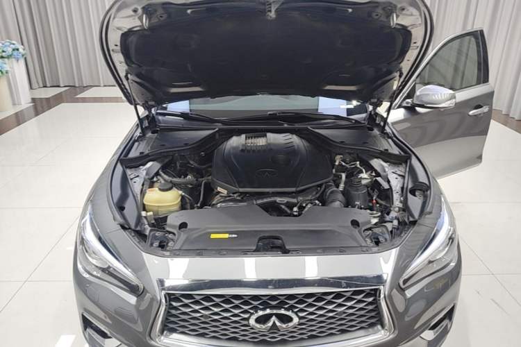 Used Infiniti Q50L 2018 2.0T Enjoyment Version China VI Standard Engine Bay