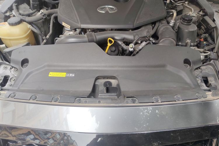 Used Infiniti Q50L 2018 2.0T Comfort Edition China VI Standard Engine Bay