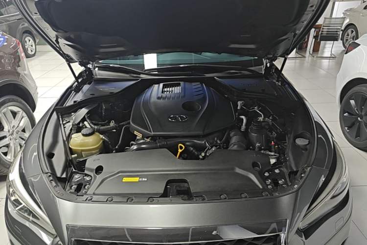 Used Infiniti Q50L 2018 2.0T Enjoyment Version China VI Standard Engine Bay