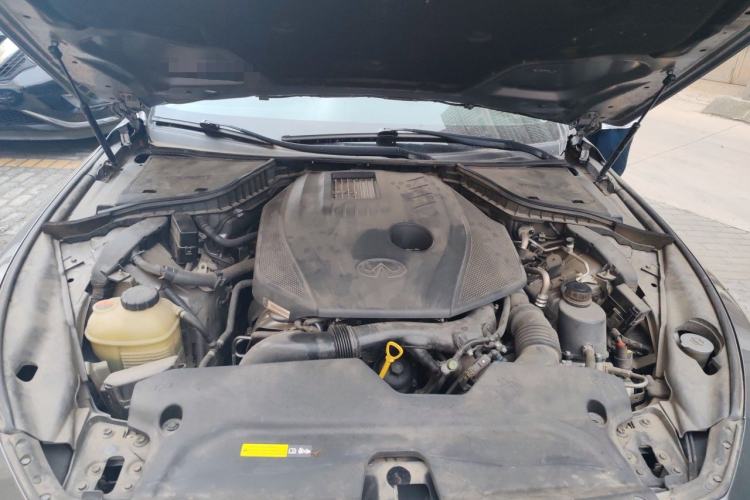 Used Infiniti Q50L 2018 2.0T Enjoyment Version China VI Standard Engine Bay