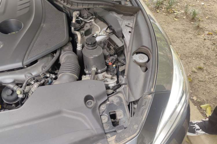 Used Infiniti Q50L 2018 2.0T Comfort Edition China VI Standard Engine Bay Left