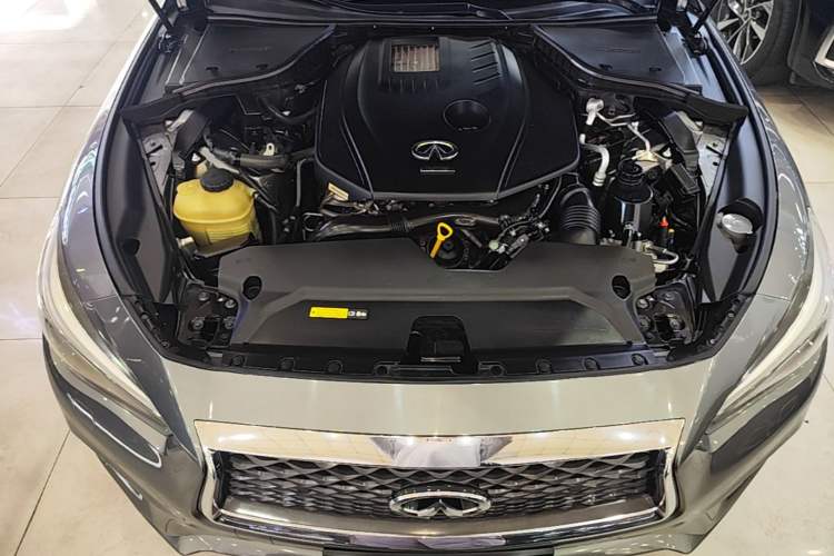 Used Infiniti Q50L 2018 2.0T Enjoyment Version China VI Standard Engine Bay