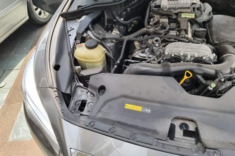 Used Infiniti Q50L 2018 2.0T Comfort Edition China VI Standard Engine Bay Right