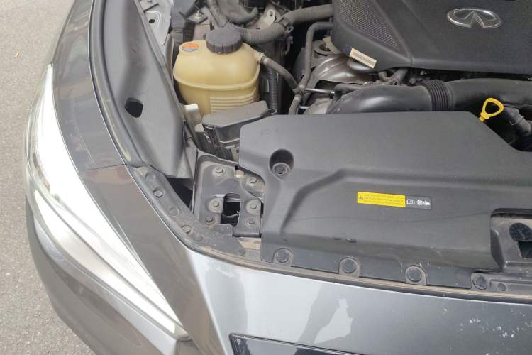 Used Infiniti Q50L 2018 2.0T Comfort Edition China VI Standard Engine Bay Right
