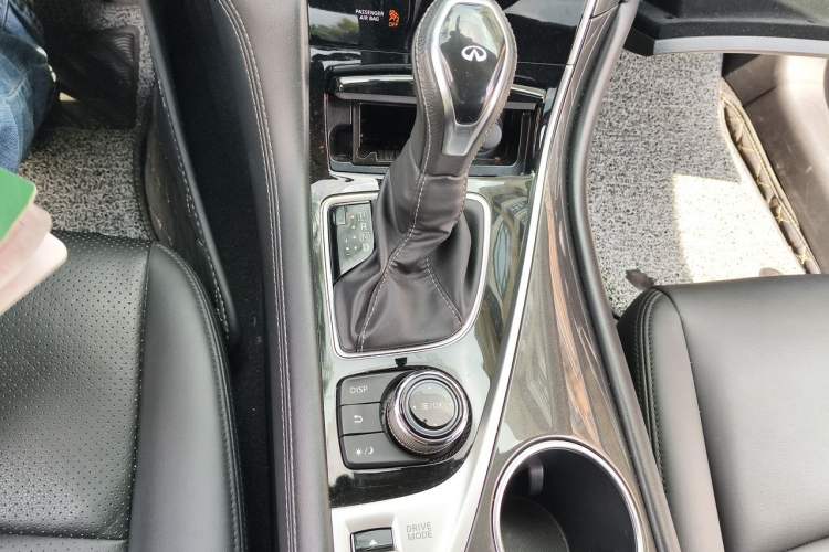 Used Infiniti Q50L 2018 2.0T Comfort Edition China VI Standard Gear Lever